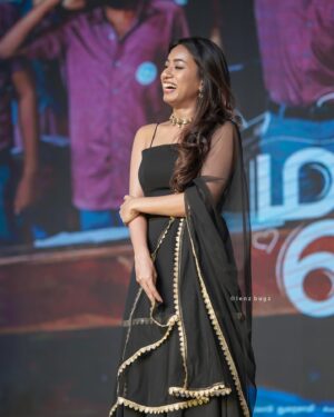 Swetha Venugopal Instagram - At the audio launch of #marakkumanenjam ❤️

Thank you @sindira_by_swethaindiran for this beautiful customised outfit 
Hair @madz_makeover 
Shot by @lenzbugz