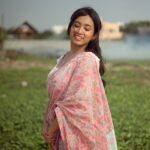 Swetha Venugopal Instagram - “Take me to your heart, for it’s there that I belong.” 🌊 Shot by @sathyaphotography3 Saree @karthikeya.the.angadi