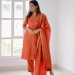 Swetha Venugopal Instagram - Managed to match peach fuzz 🎥 @thatmadraskaran 👗 @sindira_by_swethaindiran 💄 @mua_aksharaasaravanan Hair @luckyjas_hairstylist Studio @studiojumbos