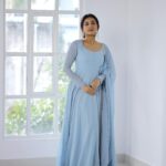 Swetha Venugopal Instagram - In the heart of December, where everything turns icy blue ❄️ 🎥 @thatmadraskaran 👗 @sindira_by_swethaindiran 💄 @mua_aksharaasaravanan Hair @luckyjas_hairstylist Studio @studiojumbos