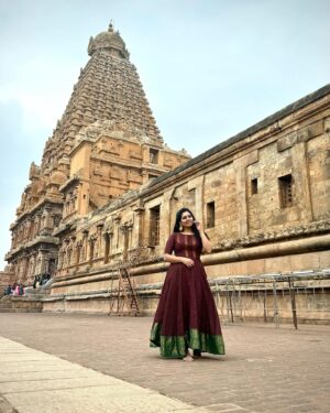Syamantha Kiran Instagram - When the culture is rich and heart is full! 
தஞ்சை பெரிய கோவில் ❤️

#thanjavurtemple  #bigtemple  #thanjavurbigtemple #shivatemple #brihadeeswarartemple #templereels #templeoutfit