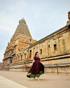 Syamantha Kiran Instagram - When the culture is rich and heart is full! 
தஞ்சை பெரிய கோவில் ❤️

#thanjavurtemple  #bigtemple  #thanjavurbigtemple #shivatemple #brihadeeswarartemple #templereels #templeoutfit