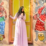 Syamantha Kiran Instagram - Street art on these lanes ,ramratanbose lane in Kolkatta! It was a quite a trek from our stay, but was worth it❤️ #shyambazar #ramratanboselane #paintedwalls #streetart #wallpaintingskolkata