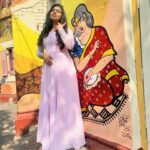 Syamantha Kiran Instagram - Street art on these lanes ,ramratanbose lane in Kolkatta! It was a quite a trek from our stay, but was worth it❤️ #shyambazar #ramratanboselane #paintedwalls #streetart #wallpaintingskolkata