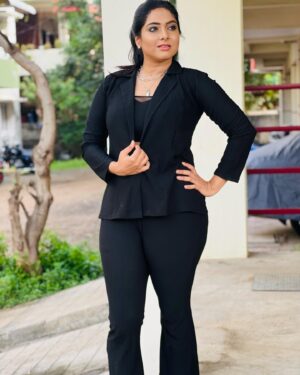 Syamantha Kiran Instagram - Vibe check! 

#syamanthakiran #blackcoordset #blackoutfit #vibecheck #ootdfashion