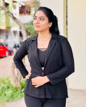 Syamantha Kiran Instagram - Vibe check! 

#syamanthakiran #blackcoordset #blackoutfit #vibecheck #ootdfashion