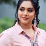 Syamantha Kiran Instagram - ✌️🤞🙃 Makeup; @sangeethamakeoverartistry Jewels; @new_ideas_fashions photograph; @shiva_anand_makeup_artist Outfit @stitch_vyshnavee_sarath