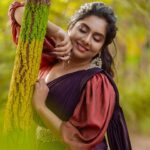 Syamantha Kiran Instagram - If want the rainbow 🌈, bear with the rain 🌧️ Makeup Artist @jeru_bridal_studioo Hairstylist @shadesofyourdream Photographer @xposurestudio.in Outfit @sesha_bridalwear Nail extensions @jeru_bridal_studioo #saree #photoshoot #photoshootideas #photoshootposes