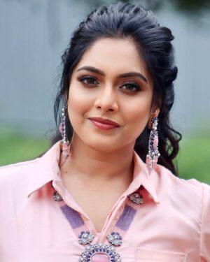 Syamantha Kiran Instagram - ✌️🤞🙃

Makeup; @sangeethamakeoverartistry 

Jewels; @new_ideas_fashions 

photograph; @shiva_anand_makeup_artist 

Outfit @stitch_vyshnavee_sarath