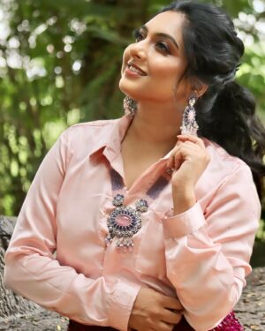 Syamantha Kiran Instagram - ✌️🤞🙃

Makeup; @sangeethamakeoverartistry 

Jewels; @new_ideas_fashions 

photograph; @shiva_anand_makeup_artist 

Outfit @stitch_vyshnavee_sarath