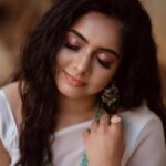 Syamantha Kiran Instagram - Flawless floral! #makeuplook #floral #floralsaree #whitesaree