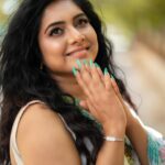 Syamantha Kiran Instagram - Flawless floral! #makeuplook #floral #floralsaree #whitesaree