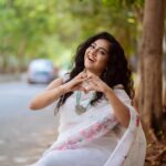 Syamantha Kiran Instagram - Flawless floral! #makeuplook #floral #floralsaree #whitesaree