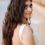 Syamantha Kiran Instagram - 😍 Makeup Artist @jeru_bridal_studioo Hairstylist @shadesofyourdream Photographer @xposurestudio.in Outfit @sesha_bridalwear Jewellery @hiranmayi_chennai #sareelook #makeuplook #floralsaree