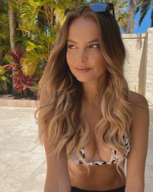 Sydney Bakich Instagram - @wickedrootshair to dinner …or to the pool 😜💕 

Color butter ombre - code SydneyBakich10 for us to be twinsies 🥳

#wickedroots #wickedrootsfam #sponsored #extensions