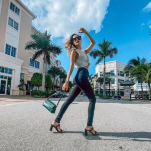 Sydney Bakich Instagram - Favorite @sinbono_official bag 🥰 Code “Sydney” for 25% off site wide 💚 

.
#handbag #jupiterfl #jupiter #love #fallbag