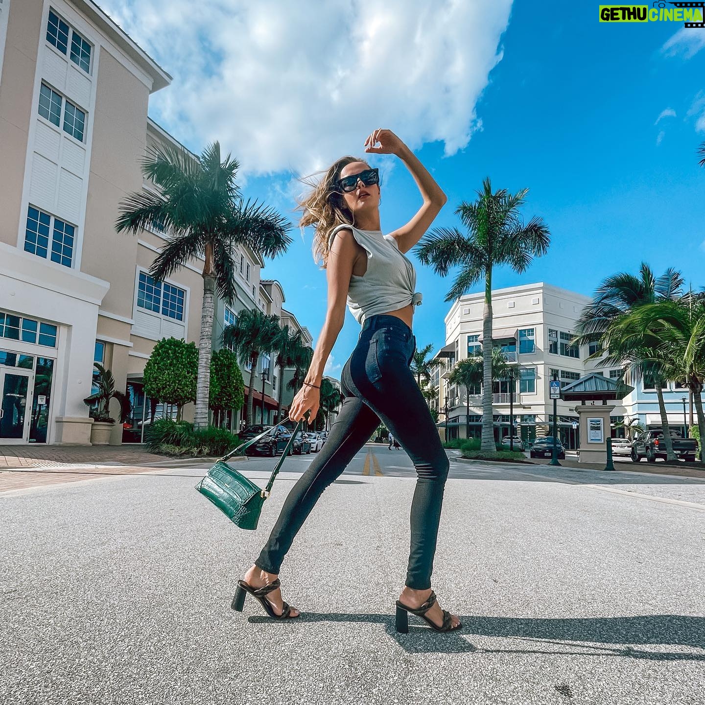 Sydney Bakich - 1.6K Likes - Favorite @sinbono_official bag 🥰 Code “Sydney” for 25% off site wide 💚
.
#handbag #jupiterfl #jupiter #love #fallbag