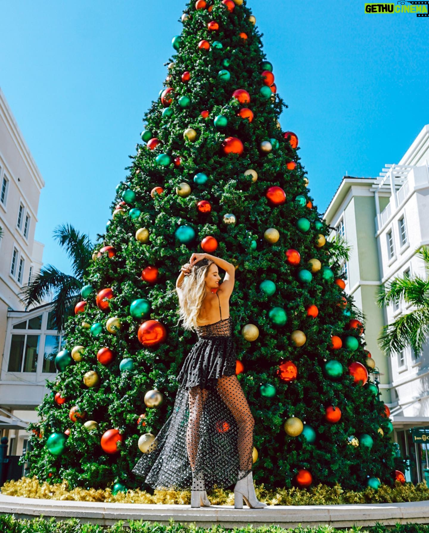 Sydney Bakich - 2.1K Likes - HAPPY NEW YEAR 🎉
#2022… let’s do this. ❤️🔥