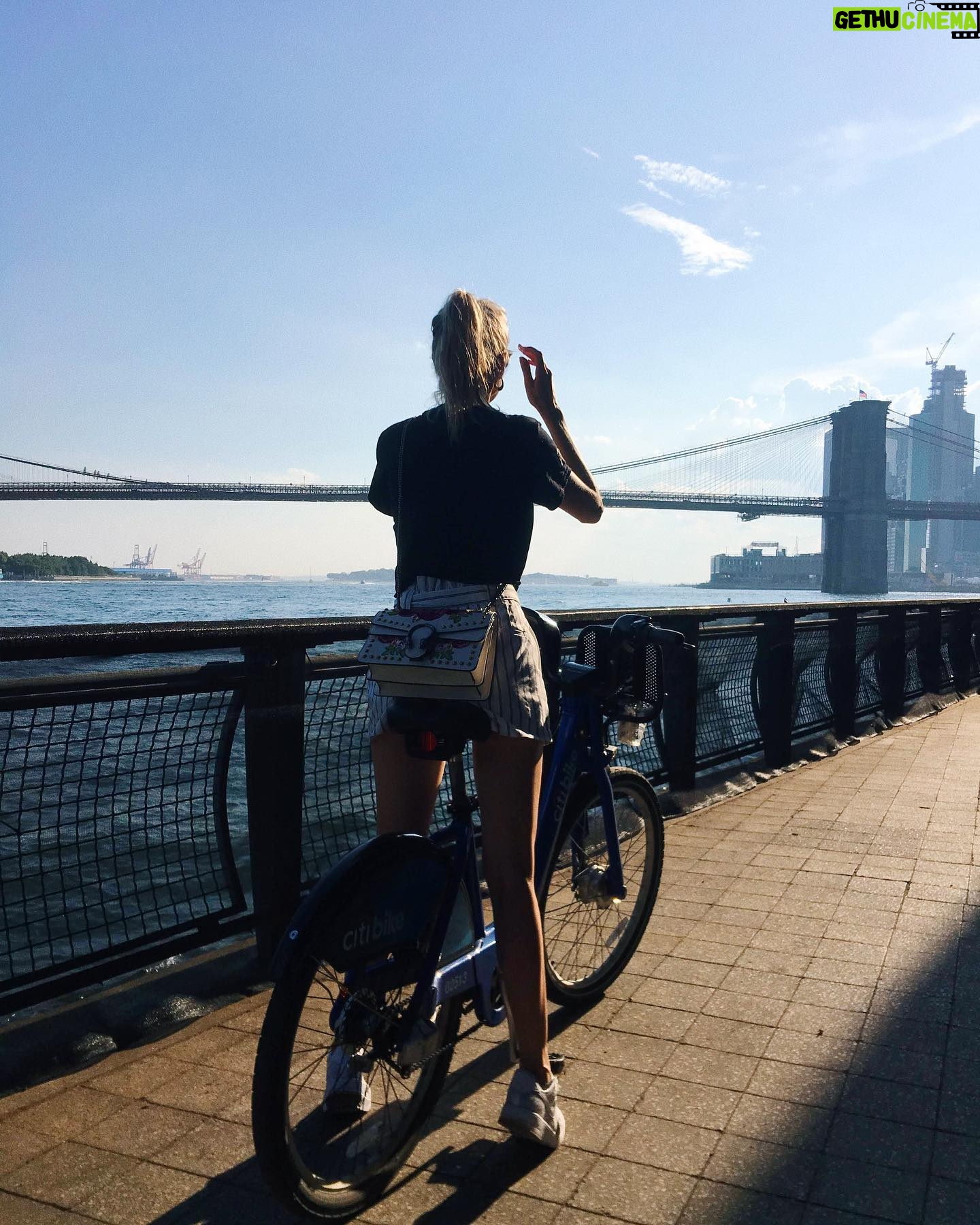 Sydney Bakich - 1.5K Likes - Oh, New York. You make me want to move back š„²ā¤ļø #NYC #newyork