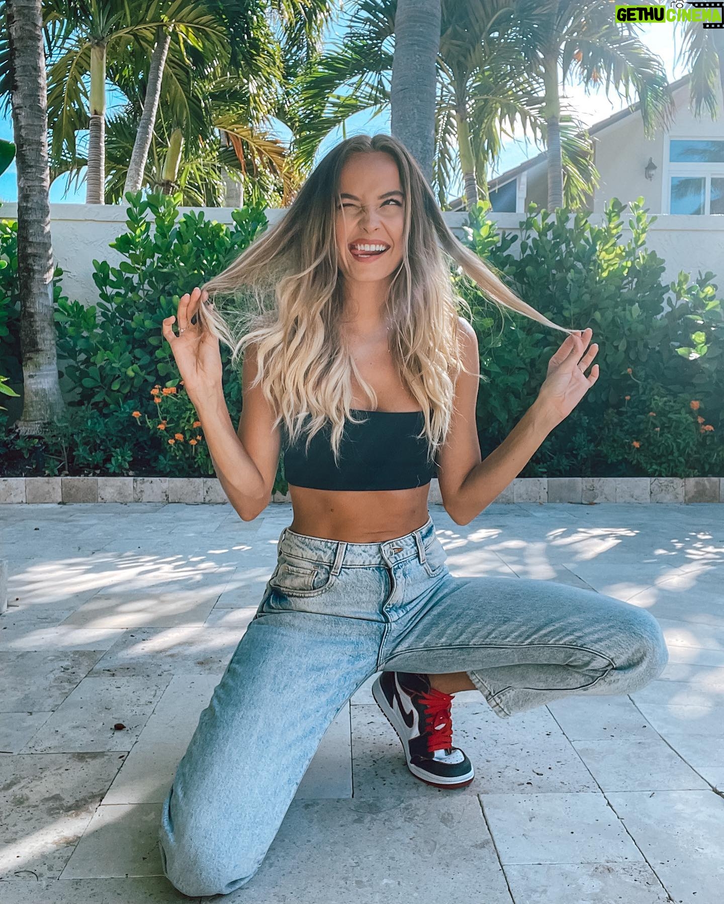 Sydney Bakich - 1.5K Likes - Never getting over youā¦
Me to my hair š
Basically live in my @wickedrootshair extensions in color āØbutter ombreāØ
They just launched their new site so check them out at wickedrootshair.com and use my code SYDNEYBAKICH10 to get an extra 10% off š
#wickedrootsambassador #wickedrootsfam #sponsored