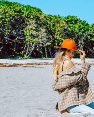 Sydney Bakich Instagram - Fall 🍁… but make it Florida 🌊☀️

.
#fallfashion #beach #fallweather #southflorida #jupiterfl