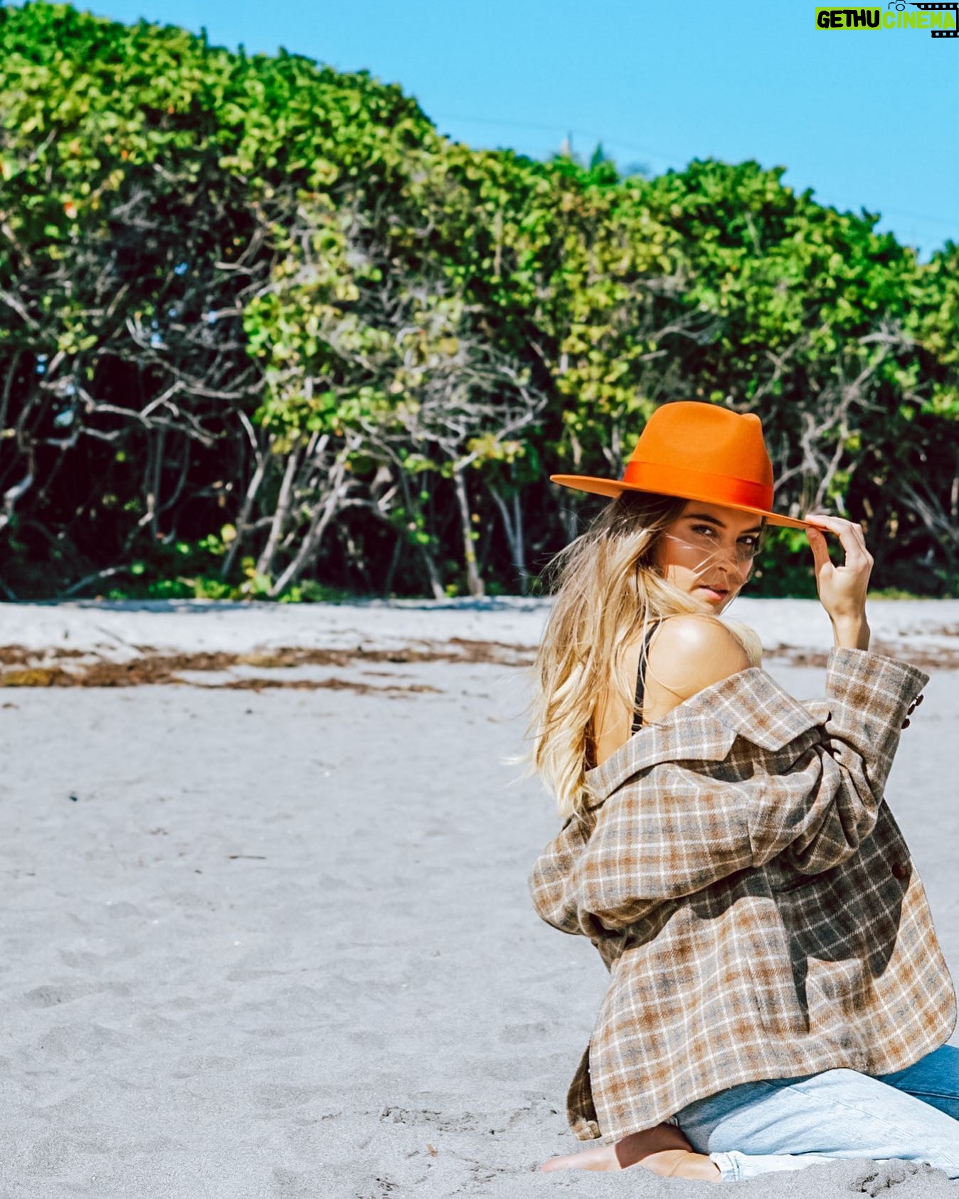 Sydney Bakich - 1.6K Likes - Fall 🍁… but make it Florida 🌊☀️
.
#fallfashion #beach #fallweather #southflorida #jupiterfl