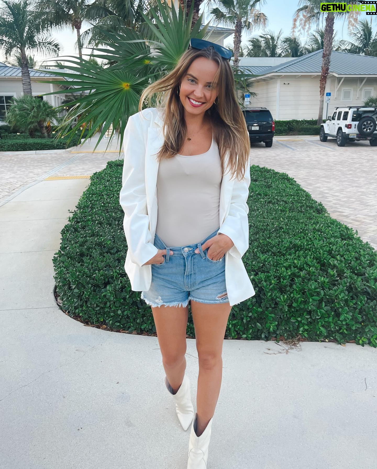 Sydney Bakich - 1.6K Likes - Hi 🤍