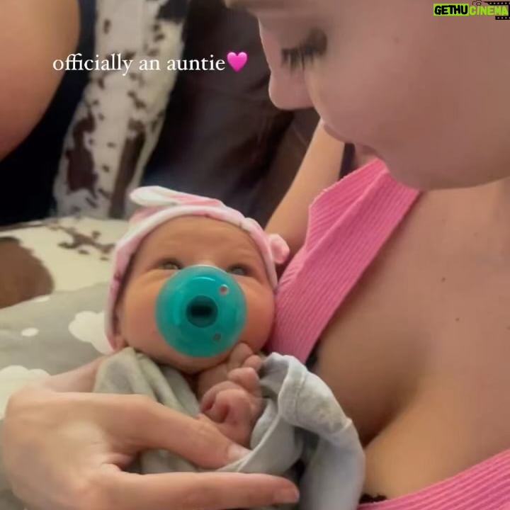 Sydney Bakich - 1.8K Likes - So much to be thankful for, but becoming your auntie is top of the list. I love you so much little one š©·