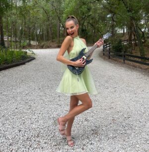Sydney Bakich Instagram - it’s giving tinker bell 🧚🏼 also I’m a great wedding date just sayin
