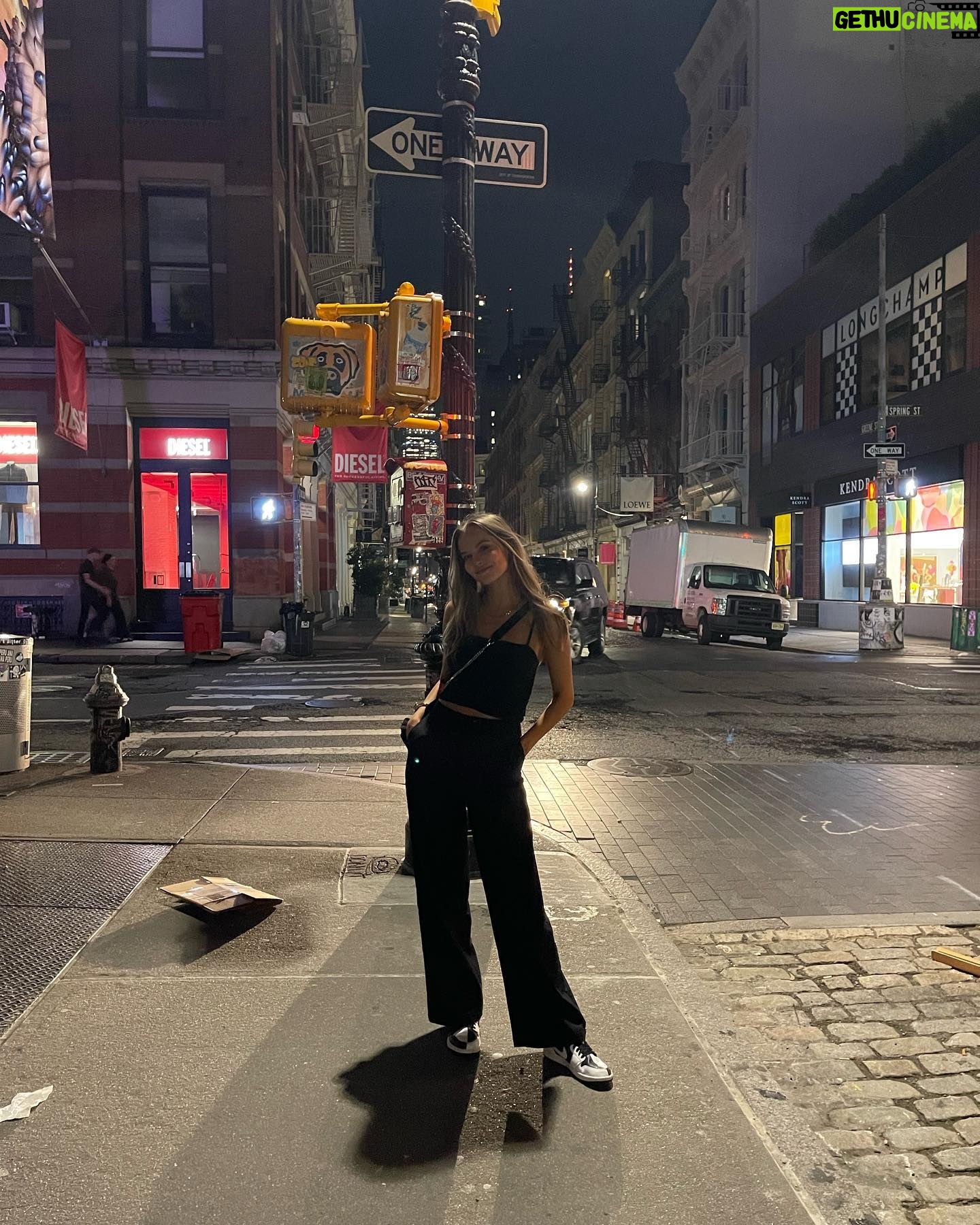 Sydney Bakich - 1.9K Likes - New York fashion week pt. 1 ⚡️🤍 #nyfw