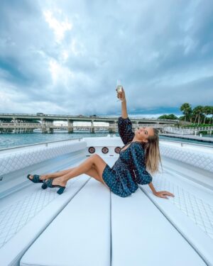 Sydney Bakich Instagram - Boats n’ hoes @_fashionablynoble_ 

.

.
#jupiterfl #southfl #1000north #friends #forloveandlemons