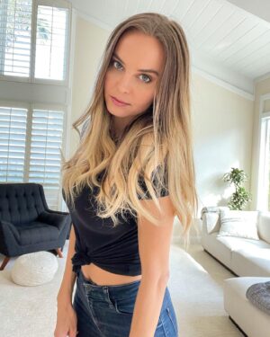Sydney Bakich Instagram - Golden hour, golden hair ✨ 

@wickedrootshair always 🥰✨they also extended their holiday gift promo- so check out the site and use my code: Sydneybakich10 ❤️‍🔥

#wickedrootsfam #wickedrootsambassador #sponsored