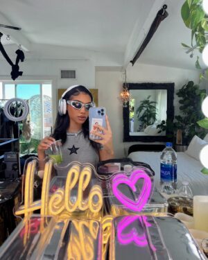 Sydney Martin Instagram - work flowww @sheinofficial 📸🥰🤳🏽🫧😎🍵

#modellife #fashionphotography #SHEINstyle #photoshoot #fashionmodel #behindthescenes #digitalcreator