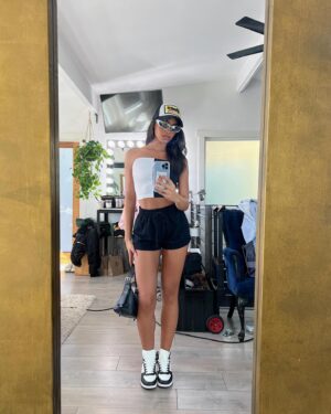 Sydney Martin Instagram - work flowww @sheinofficial 📸🥰🤳🏽🫧😎🍵

#modellife #fashionphotography #SHEINstyle #photoshoot #fashionmodel #behindthescenes #digitalcreator