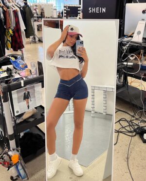Sydney Martin Instagram - work flowww @sheinofficial 📸🥰🤳🏽🫧😎🍵

#modellife #fashionphotography #SHEINstyle #photoshoot #fashionmodel #behindthescenes #digitalcreator