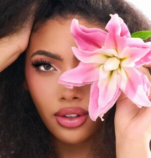 Sydney Martin Instagram - happy flower day🌸🌿
📸 @kssphoto_ 
💄 @maggie.overbaugh 

#beautymodel #naturalbeauty #photoshoot #naturalmakeup #work #lifestyle #art #curls