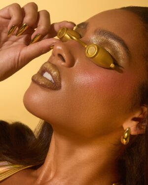 Sydney Martin Instagram - it’s really always the details for me🥇🔑

📸 @snapsstudio 
💄 @shanell.sorrells 
💁🏽‍♀️ @stephanie.a.smith 

#behindthescenes #goldenlook #hollywoodglam #80saesthetic #retro #vintage #model #fashion