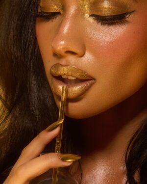 Sydney Martin Instagram - it’s really always the details for me🥇🔑

📸 @snapsstudio 
💄 @shanell.sorrells 
💁🏽‍♀️ @stephanie.a.smith 

#behindthescenes #goldenlook #hollywoodglam #80saesthetic #retro #vintage #model #fashion