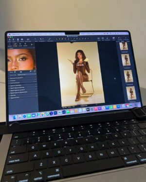 Sydney Martin Instagram - it’s really always the details for me🥇🔑

📸 @snapsstudio 
💄 @shanell.sorrells 
💁🏽‍♀️ @stephanie.a.smith 

#behindthescenes #goldenlook #hollywoodglam #80saesthetic #retro #vintage #model #fashion