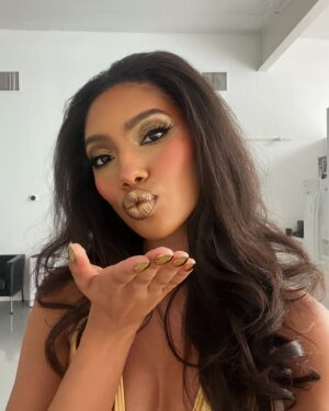 Sydney Martin Instagram - it’s really always the details for me🥇🔑

📸 @snapsstudio 
💄 @shanell.sorrells 
💁🏽‍♀️ @stephanie.a.smith 

#behindthescenes #goldenlook #hollywoodglam #80saesthetic #retro #vintage #model #fashion