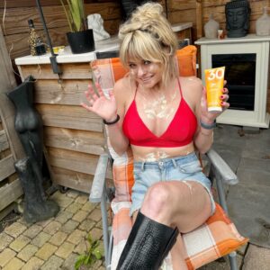 Sylvana IJsselmuiden Instagram - Haha oke eerlijk! Wie komt er ook als een raket uit de startblokken bij de eerste zonnestralen? Tag je zonmaatje! 🚀 Oh maar vergeet niet te smeren popjes! Want ik wil natuurlijk niet dat jullie verbranden deze prachtige Hemelvaartsdag! Onderzoek toont aan dat Nederlanders pas smeren pas op het heetst van de dag, terwijl de zonkracht om 10 uur ‘s ochtends al net zo sterk is als om 14 uur ‘s middags. 😎  Laten we bewuster zijn van de zonkracht, zelfs buiten de piekmomenten. Check mijn story voor tips om veilig te zonnen!  #VeiligZonnen #EtosOnderzoek” #hetisdezelfdezon @etos #ad