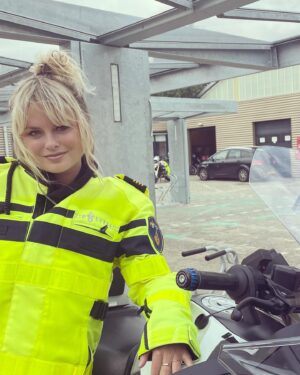 Sylvana IJsselmuiden Instagram - Carrièr-switch 👮‍♀️