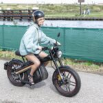 Sylvana IJsselmuiden Instagram – Als je dan toch een première in Friesland hebt (normaal altijd in Amsterdam) kun je er net zo goed op de brommert heen!🔥🔥 Oh om de creativiteit van jullie toppers te testen: maak de zin af: oeter oeter oeter……. #detochtmusical
