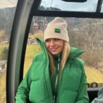 Sylvana IJsselmuiden Instagram – Kennen jullie het verhaal van dat meisje die een wintersport zonder kleer scheuren overleeft? Maar een stoepje in Friesland niet? Nou bij deze dan🤣
