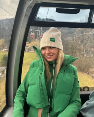 Sylvana IJsselmuiden Instagram - Kennen jullie het verhaal van dat meisje die een wintersport zonder kleer scheuren overleeft? Maar een stoepje in Friesland niet? Nou bij deze dan🤣