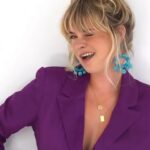 Sylvana IJsselmuiden Instagram - Ik sta in de nieuwste flair met een openhartig intervieuw over baarmoederhalskanker. Ik zie mezelf een beetje als een “grote zus”. Om alle jongen meiden maar ook heren te attenderen om te luisteren naar je lichaam. En jezelf vaak te checken. En niet bang te zijn om naar de dokter te gaan. Beter te vaak, dan te weinig. Schaam je niet! Liefs Syl❤️ @flair_nl