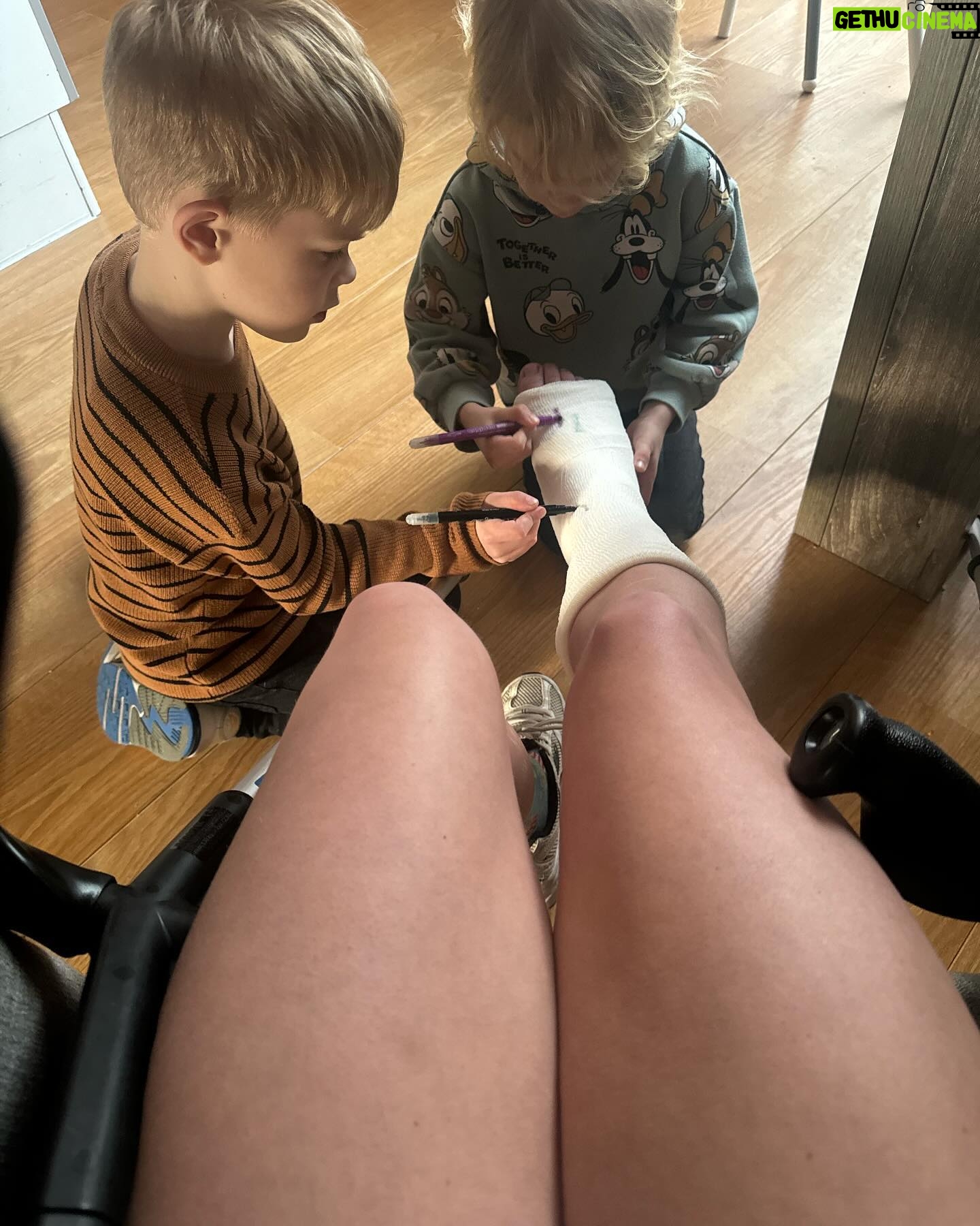 Sylvana IJsselmuiden Instagram - Weekje wel! Dit werd een “enkeltje” ziekenhuis. De dokter vroeg welke kleur gips ik wilde, ik ging voor “gebroken-wit”. Ik vond dit zelf erg grappig. #ééngoeieverhaal