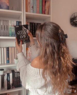 Sylvia Day Instagram - Thank you, @larrys.books, for sharing this gorgeous shot of you with #SoCloseBook in this week's #SylviaFanFriDAY! ♥️😍⁠
⁠
"Vor allem bei 'So Close' hätte ich nicht gedacht, dass mich der Anfang so catcht. Gibt mir bisher bisschen #Verity Vibes, bin super gespannt wie sich da noch alles entwickelt. 🤍"