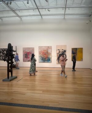 Sylvia Hoeks Instagram - @edruschaofficial @lacma  today✨

#jacksonpollock  #helenfrankenthaler #leekrasner #willemdekooning @charlesbakerstrahan ✨