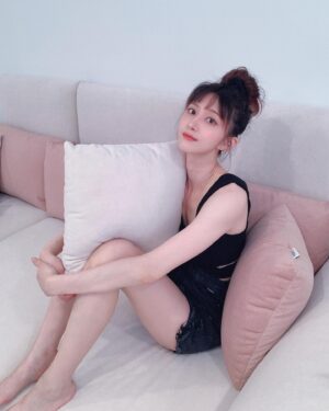 Sylvia Hsieh Instagram - 人家是有這樣的女友你要幾點回家？
我是有這樣的「沙發」你要幾點回家？🤭
我的答案是：「我根本不想出門了！🤣」

沙發擔任家中非常重要的角色
它可以決定整個客廳的風格色系
這次選的是 #切爾西貓抓布沙發
很勇敢的挑戰了淺色系
畢竟我真的很愛乾淨🥹 （自己說）
有禮貌人人見了都喜愛！….欸！不是
（在此暴露年紀，不懂的人沒關係🫠）
其實是因為貓抓布很好清潔啦！✨
但怕整個空間太冷色調
中段搭配選了一個暖色調莫蘭迪粉
實在太美了❤️

這次選 #切爾西 主要是因為
我的客廳離電視牆距離夠深
而它的坐位乘坐空間非常寬大
我整個人盤腿都很舒適
椅背也可以前後調整
如果真的太累小睡當床都很適合🤓

重點是還有五年結構保固（面料除外）
手工沙發大推！
選 #赫里亞沙發 就對了！🤗

赫里亞手工訂製沙發
現在就去全台門市預約試躺：https://supr.link/EZT8f
※ 營業時間：10:00-19:00  每週二公休

#要坐就坐最好的 #你的靈魂沙發
#赫里亞手工訂製沙發 #高背沙發 #台北沙發 #MadeInTaiwan
#Horia赫里亞 #赫里亞 #沙發 #五年保固 #手工沙發 #美型高背沙發